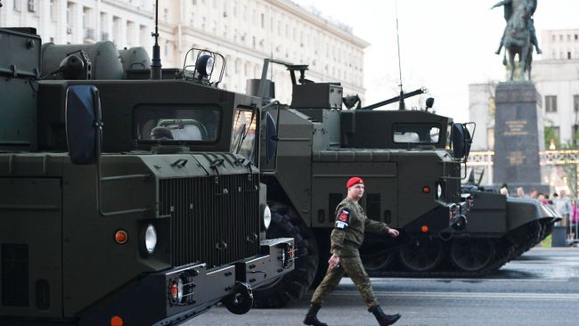 Проход военной техники по Тверской улице Проход военной техники по Тверской улице