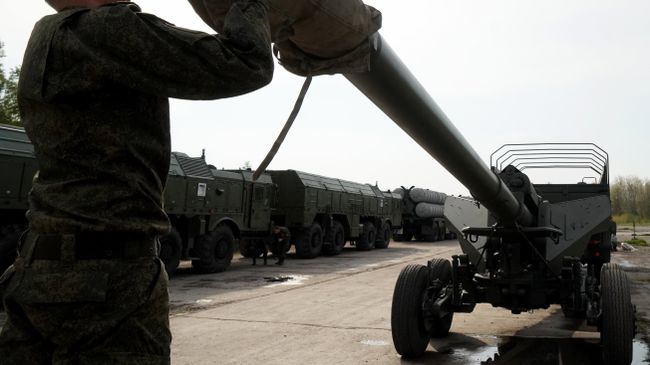 Военнослужащий у орудия Гиацинт во время подготовки боевой техники к участию в военном параде Военнослужащий у орудия Гиацинт во время подготовки боевой техники к участию в военном параде