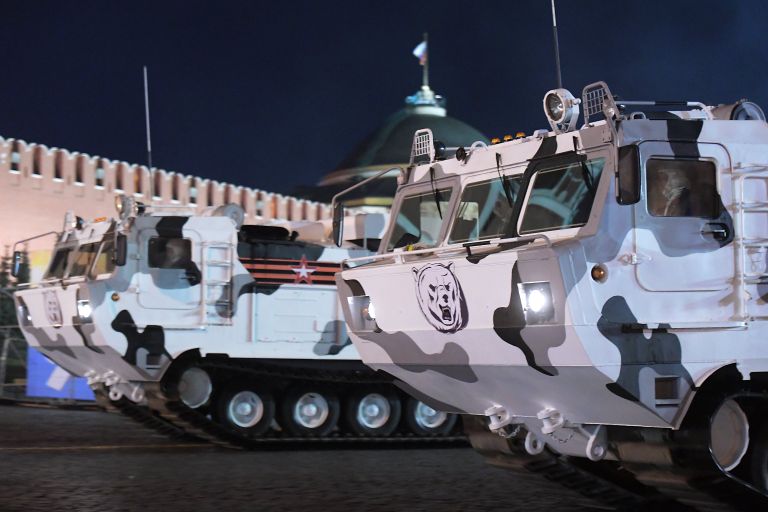 Арктический комплекс ПВО Тор-М2ДТ на базе вездехода ДТ-30 на репетиции военного парада на Красной площади, посвященного 73-й годовщине Победы в Великой Отечественной войне Арктический комплекс ПВО Тор-М2ДТ на базе вездехода ДТ-30 на репетиции военного парада на Красной площади, посвященного 73-й годовщине Победы в Великой Отечественной войне