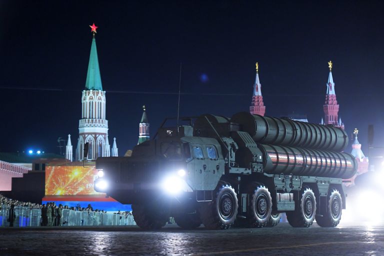 Транспортно-пусковая установка зенитного ракетного комплекса С-400 Триумф на репетиции военного парада на Красной площади, посвященного 73-й годовщине Победы в Великой Отечественной войне Транспортно-пусковая установка зенитного ракетного комплекса С-400 Триумф на репетиции военного парада на Красной площади, посвященного 73-й годовщине Победы в Великой Отечественной войне