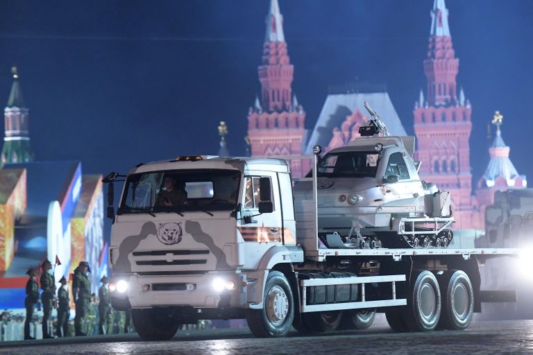 Армейский снегоход ТТМ 1901-40 на автомобиле КамАЗ на репетиции военного парада на Красной площади, посвященного 73-й годовщине Победы в Великой Отечественной войне Армейский снегоход ТТМ 1901-40 на автомобиле КамАЗ на репетиции военного парада на Красной площади, посвященного 73-й годовщине Победы в Великой Отечественной войне