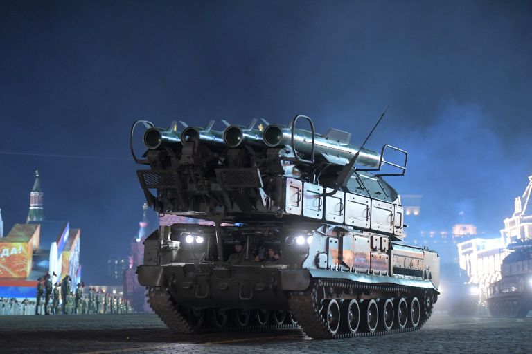 Зенитно-ракетный комплекс БУК-М2 на репетиции военного парада на Красной площади, посвященного 73-й годовщине Победы в Великой Отечественной войне Зенитно-ракетный комплекс БУК-М2 на репетиции военного парада на Красной площади, посвященного 73-й годовщине Победы в Великой Отечественной войне