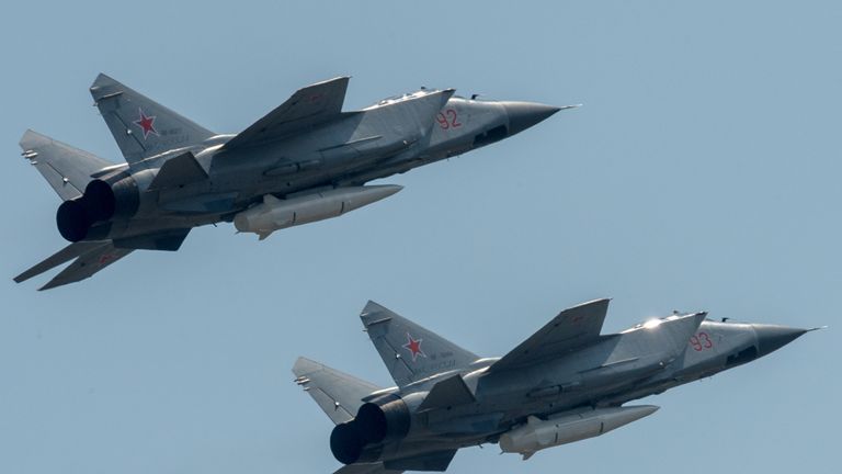Многоцелевые истребители МиГ-31 с гиперзвуковыми ракетами Кинжал