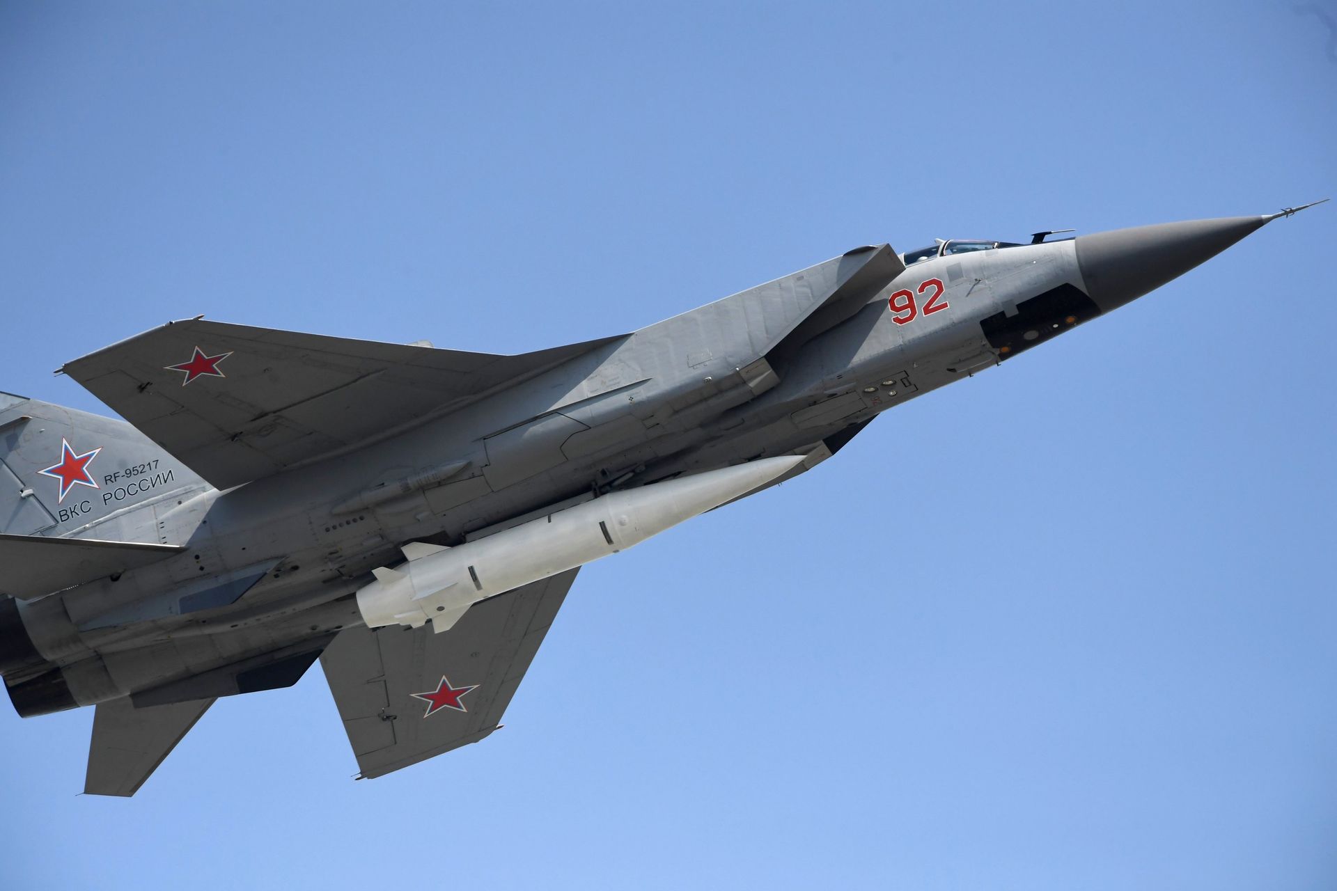 Многоцелевой истребитель МиГ-31 с гиперзвуковой ракетой Кинжал Многоцелевой истребитель МиГ-31 с гиперзвуковой ракетой Кинжал - РИА Новости, 1920, 06.04.2023