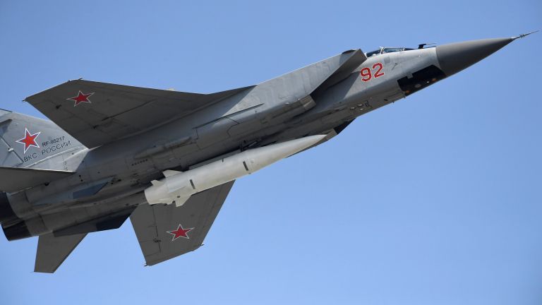 Многоцелевой истребитель МиГ-31 с гиперзвуковой ракетой Кинжал