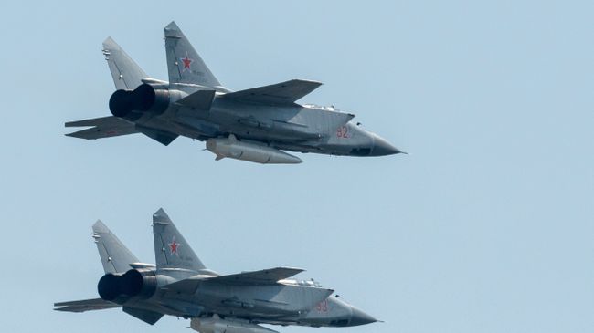 Многоцелевые истребители МиГ-31 с гиперзвуковыми ракетами Кинжал. Архивное фото Многоцелевые истребители МиГ-31 с гиперзвуковыми ракетами Кинжал. Архивное фото