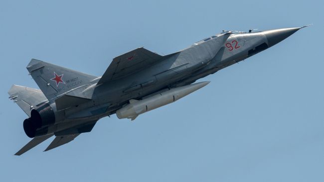 Многоцелевой истребитель МиГ-31 с гиперзвуковой ракетой Кинжал на репетиции воздушной части парада Победы в Москве Многоцелевой истребитель МиГ-31 с гиперзвуковой ракетой Кинжал на репетиции воздушной части парада Победы в Москве