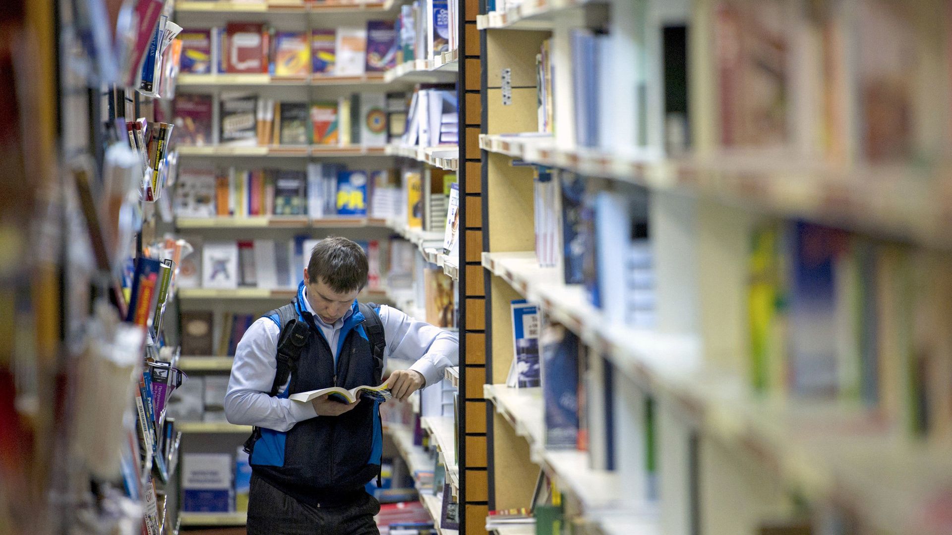 Покупатель в книжном магазине Покупатель в книжном магазине - РИА Новости, 1920, 19.07.2022