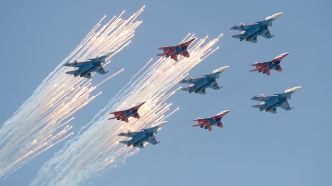 Многоцелевые истребители Су-30СМ пилотажной группы Русские витязи и МиГ-29 пилотажной группы Стрижи на репетиции воздушной части парада Победы в Москве