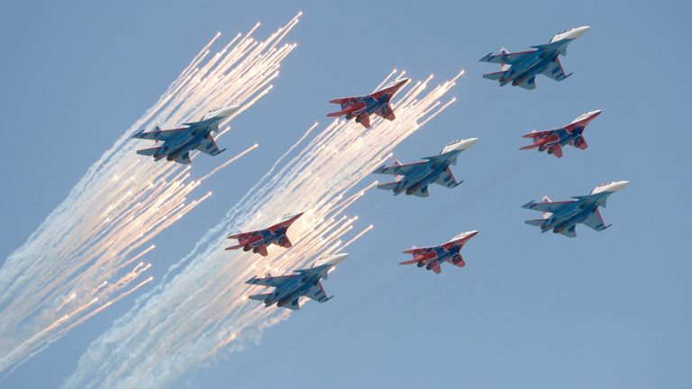 Многоцелевые истребители Су-30СМ пилотажной группы Русские Витязи и МиГ-29 пилотажной группы Стрижи на репетиции воздушной части парада Победы в Москве
