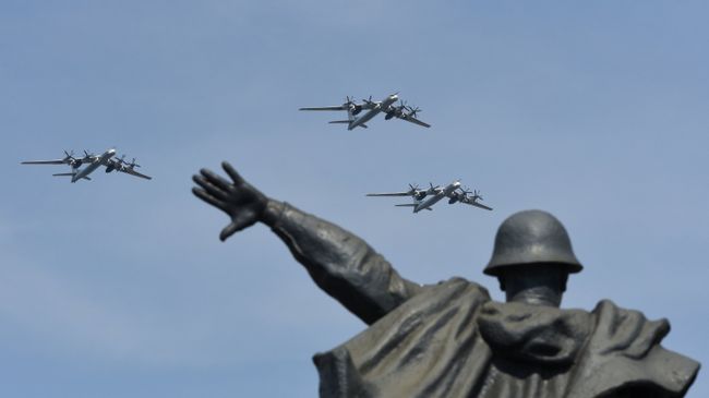 Стратегические бомбардировщики-ракетоносцы Ту-95МС на репетиции воздушной части парада Победы в Москве. Архивное фото Стратегические бомбардировщики-ракетоносцы Ту-95МС на репетиции воздушной части парада Победы в Москве. Архивное фото