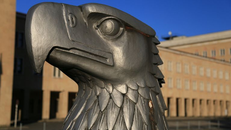 Статуя головы орла в Берлине Статуя головы орла в Берлине