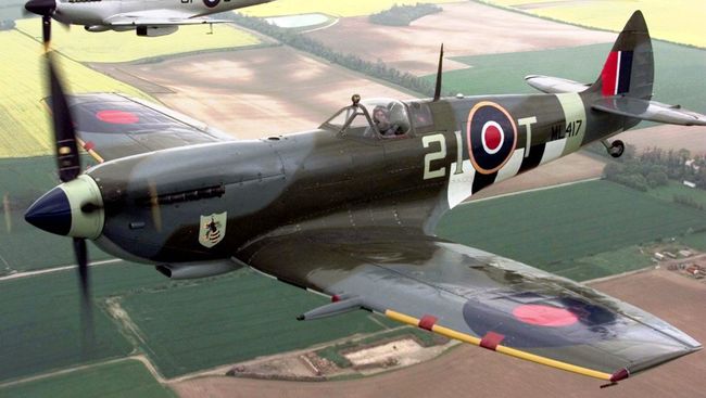 Истребитель Supermarine Spitfire IX (на переднем плане) и Supermarine Spitfire V (на дальнем плане) Истребитель Supermarine Spitfire IX (на переднем плане) и Supermarine Spitfire V (на дальнем плане)