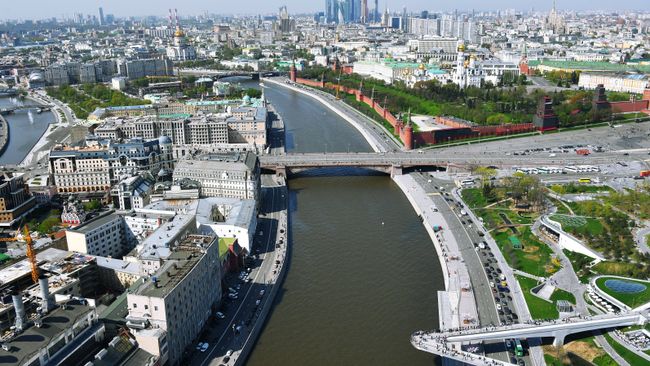 Вид на Москворецкую набережную в Москве Вид на Москворецкую набережную в Москве