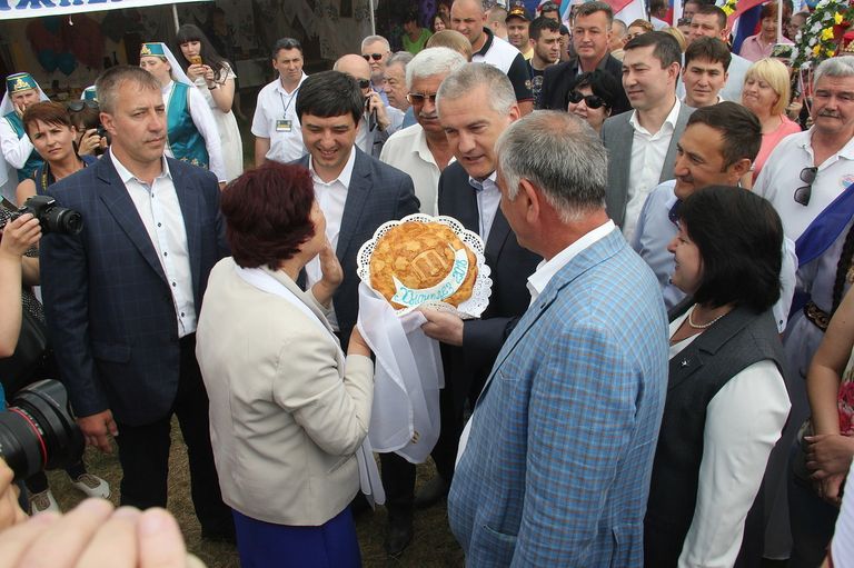 Глава Республики Крым Сергей Аксенов во время празднования крымско-татарского праздника Хыдырлез в Крыму. 5 мая 2018 Глава Республики Крым Сергей Аксенов во время празднования крымско-татарского праздника Хыдырлез в Крыму. 5 мая 2018