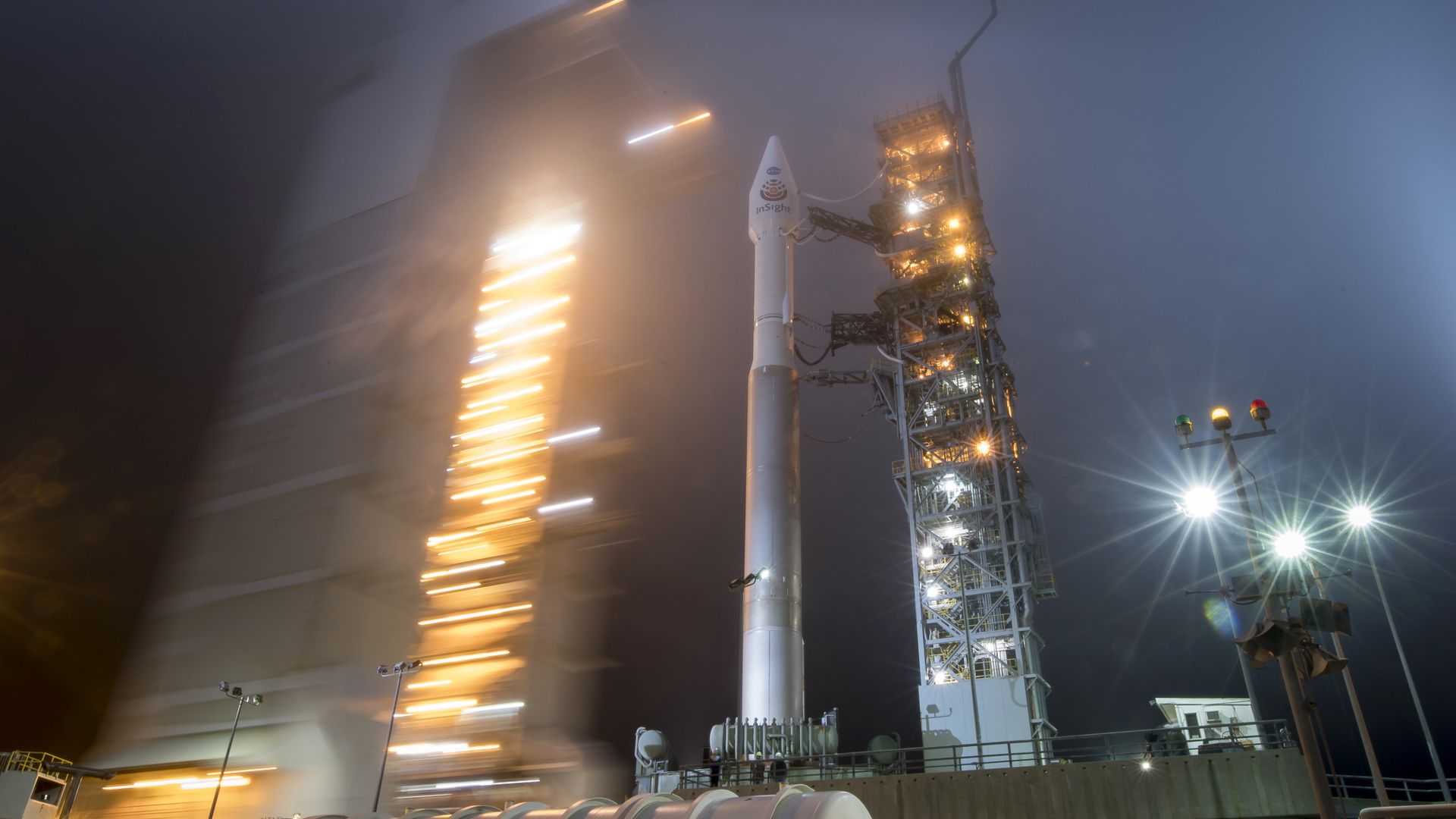 Ракета Atlas-V United Launch Alliance с космическим аппаратом NASA InSight на борту перед стартом Ракета Atlas-V United Launch Alliance с космическим аппаратом NASA InSight на борту перед стартом - РИА Новости, 1920, 23.12.2020