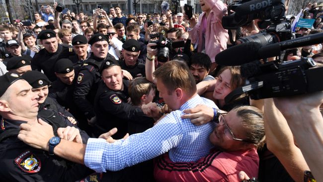 Задержание оппозиционера Алексея Навального во время несанкционированного митинга в Москве. 5 мая 2018 Задержание оппозиционера Алексея Навального во время несанкционированного митинга в Москве. 5 мая 2018
