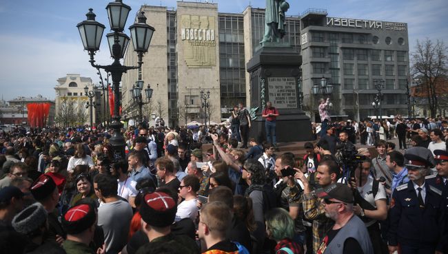 Участники несанкционированной акции оппозиции на Пушкинской площади в Москве. 5 мая 2018 Участники несанкционированной акции оппозиции на Пушкинской площади в Москве. 5 мая 2018