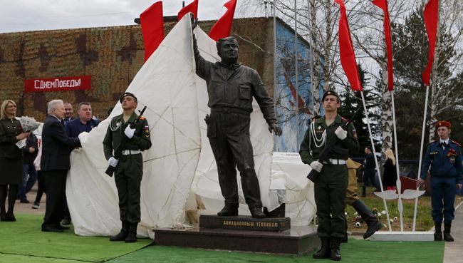 Церемония открытия памятника авиационным техникам «Макарыч» на аэродроме Левцово Ярославской области Церемония открытия памятника авиационным техникам «Макарыч» на аэродроме Левцово Ярославской области