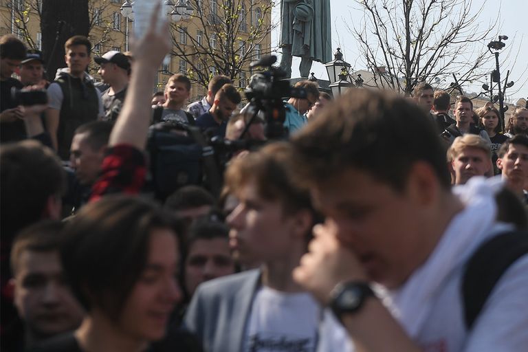 Участники несанкционированной акции оппозиции на Пушкинской площади в Москве. 5 мая 2018 Участники несанкционированной акции оппозиции на Пушкинской площади в Москве. 5 мая 2018