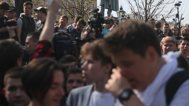 Участники несанкционированной акции оппозиции на Пушкинской площади в Москве. 5 мая 2018 Участники несанкционированной акции оппозиции на Пушкинской площади в Москве. 5 мая 2018
