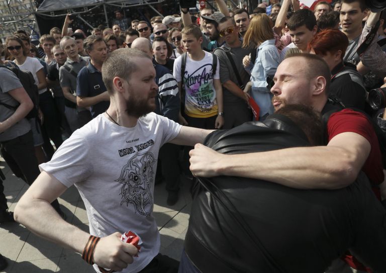 Активист Национально-освободительного движения и протестующий во время несанкционированной акции оппозиции на Пушкинской площади в Москве. 5 мая 2018 Активист Национально-освободительного движения и протестующий во время несанкционированной акции оппозиции на Пушкинской площади в Москве. 5 мая 2018
