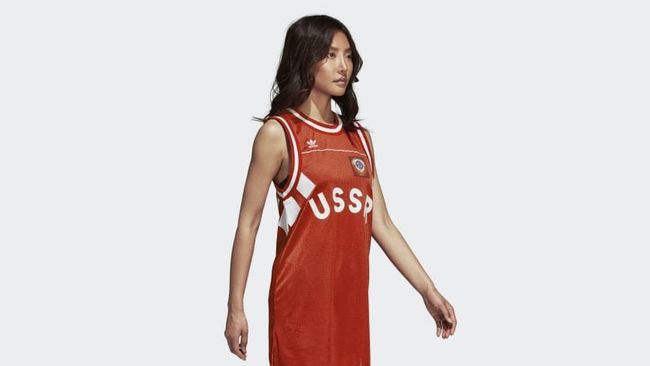 Девушка в майке с надписью USSR компании Adidas Девушка в майке с надписью USSR компании Adidas