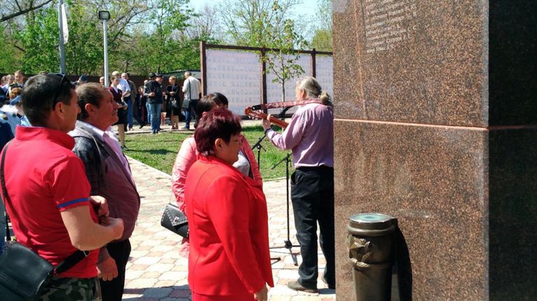 Мать и родственники Артема Кулиша у мемориала Землякам, погибшим в локальных войнах Мать и родственники Артема Кулиша у мемориала Землякам, погибшим в локальных войнах