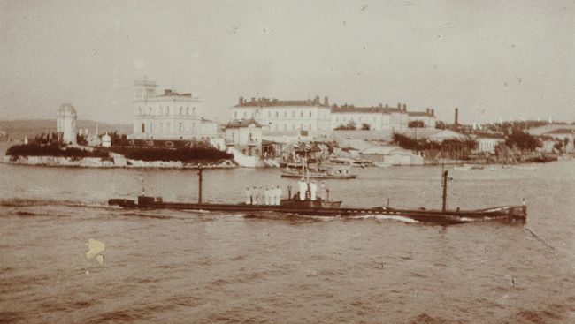 Подводная лодка Камбала заходит в Южную бухту Севастополя Подводная лодка Камбала заходит в Южную бухту Севастополя