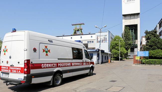 Машина скорой помощи у шахты Софиевка в городе Ястшемб-Здруй, Польша. Архивное фото Машина скорой помощи у шахты Софиевка в городе Ястшемб-Здруй, Польша. Архивное фото