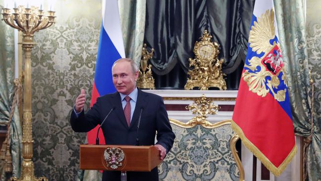 Президент РФ В. Путин провел встречу с членами правительства в Кремле