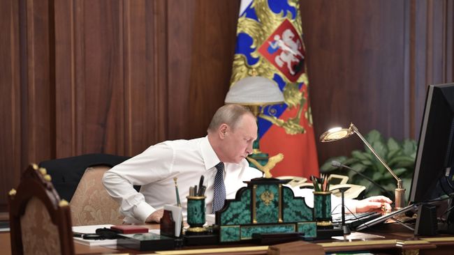 Избранный президент РФ Владимир Путин в рабочем кабинете перед церемонией инаугурации в Кремле. 7 мая 2018