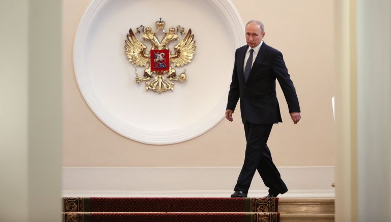 Избранный президент РФ Владимир Путин во время церемонии инаугурации в Кремль. 7 мая 2018 Избранный президент РФ Владимир Путин во время церемонии инаугурации в Кремль. 7 мая 2018