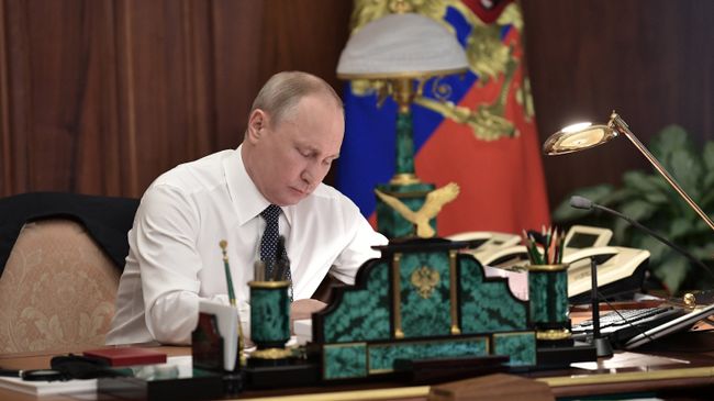 Президент Владимир Путин в рабочем кабинете. Архивное фото