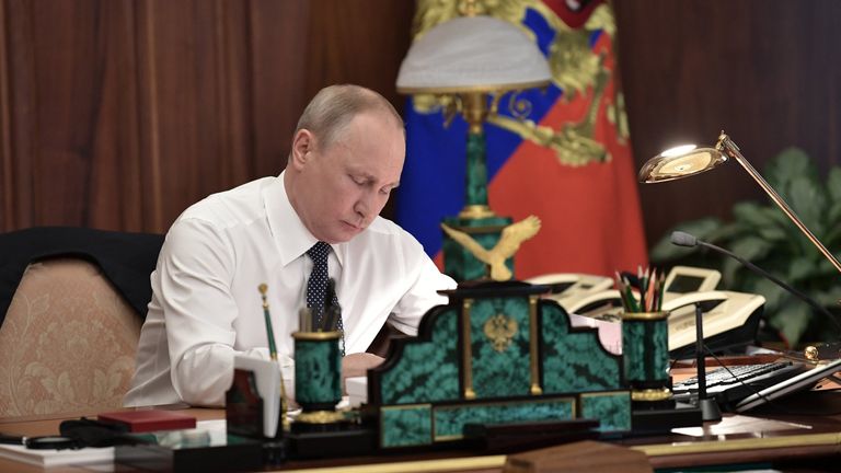 Избранный президент РФ Владимир Путин в рабочем кабинете перед церемонией инаугурации в Кремле Избранный президент РФ Владимир Путин в рабочем кабинете перед церемонией инаугурации в Кремле