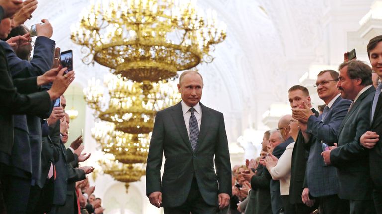 Избранный президент РФ Владимир Путин во время церемонии инаугурации в Кремле. 7 мая 2018 Избранный президент РФ Владимир Путин во время церемонии инаугурации в Кремле. 7 мая 2018