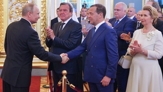 Избранный президент РФ Владимир Путин и председатель правительства РФ Дмитрий Медведев во время церемонии инаугурации в Кремле. 7 мая 2018 Избранный президент РФ Владимир Путин и председатель правительства РФ Дмитрий Медведев во время церемонии инаугурации в Кремле. 7 мая 2018