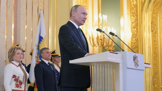 Избранный президент РФ Владимир Путин во время церемонии инаугурации в Кремле. 7 мая 2018 Избранный президент РФ Владимир Путин во время церемонии инаугурации в Кремле. 7 мая 2018
