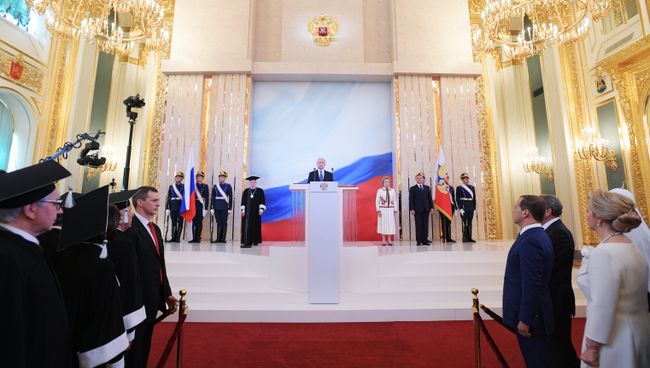 Избранный президент РФ Владимир Путин во время церемонии инаугурации в Кремле. 7 мая 2018 Избранный президент РФ Владимир Путин во время церемонии инаугурации в Кремле. 7 мая 2018