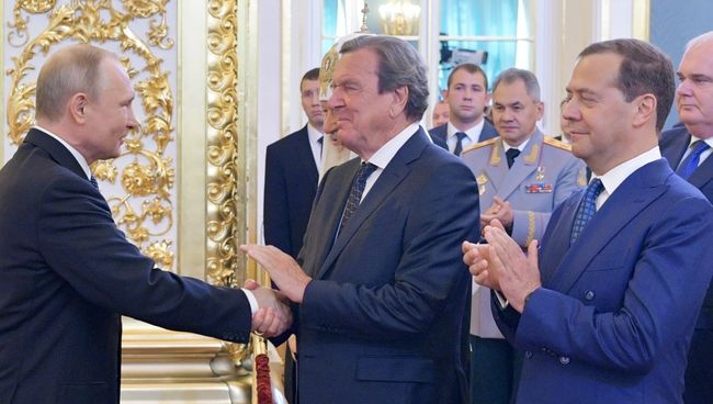 Избранный президент РФ Владимир Путин, председатель правительства РФ Дмитрий Медведев и экс-канцлер Германии Герхард Шредер во время церемонии инаугурации в Кремле. 7 мая 2018 Избранный президент РФ Владимир Путин, председатель правительства РФ Дмитрий Медведев и экс-канцлер Германии Герхард Шредер во время церемонии инаугурации в Кремле. 7 мая 2018