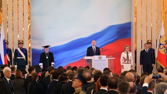 Избранный президент РФ Владимир Путин во время церемонии инаугурации в Кремле. 7 мая 2018 Избранный президент РФ Владимир Путин во время церемонии инаугурации в Кремле. 7 мая 2018