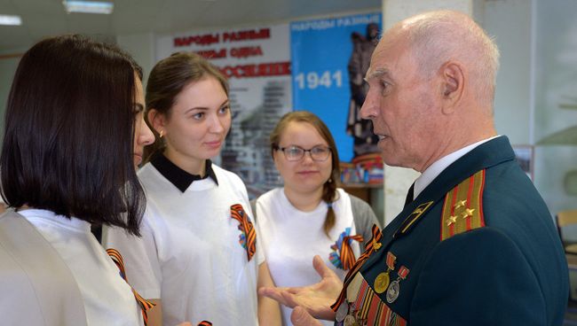 Волонтеры встречают ветеранов на вокзалах и в аэропортах  Москвы