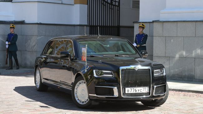 Автомобиль Aurus кортежа президента России. Архивное фото Автомобиль Aurus кортежа президента России. Архивное фото