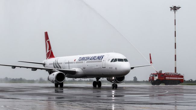 Самолет Airbus A321-200 турецкой авиакомпании Turkish Airlines Самолет Airbus A321-200 турецкой авиакомпании Turkish Airlines