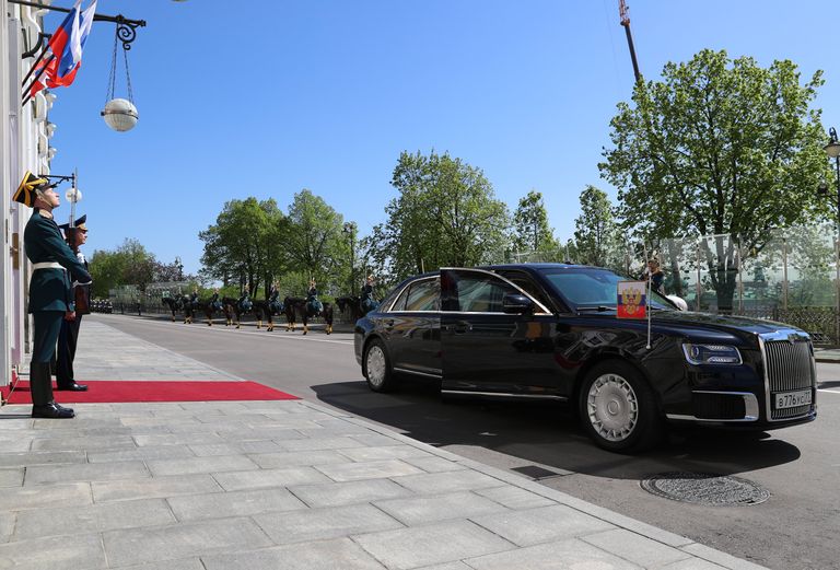 Автомобиль Aurus, на котором избранный президент России Владимир Путин прибыл на церемонию инаугурации в Большой Кремлевский дворец Автомобиль Aurus, на котором избранный президент России Владимир Путин прибыл на церемонию инаугурации в Большой Кремлевский дворец