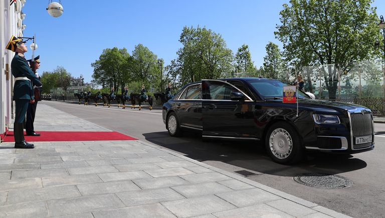Автомобиль Aurus, на котором избранный президент России Владимир Путин прибыл на церемонию инаугурации в Большой Кремлевский дворец Автомобиль Aurus, на котором избранный президент России Владимир Путин прибыл на церемонию инаугурации в Большой Кремлевский дворец