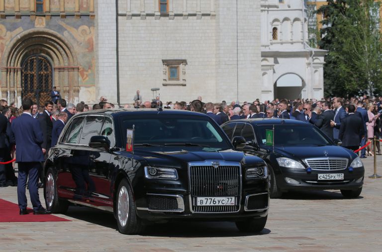 Автомобиль Aurus кортежа президента РФ на Соборной площади Московского Кремля Автомобиль Aurus кортежа президента РФ на Соборной площади Московского Кремля