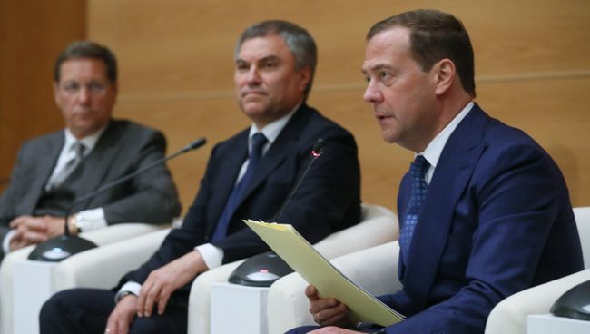 Исполняющий обязанности председателя правительства РФ Дмитрий Медведев во время встречи с депутатами фракции Единая Россия в Государственной Думе РФ. 7 мая 2018 Исполняющий обязанности председателя правительства РФ Дмитрий Медведев во время встречи с депутатами фракции Единая Россия в Государственной Думе РФ. 7 мая 2018