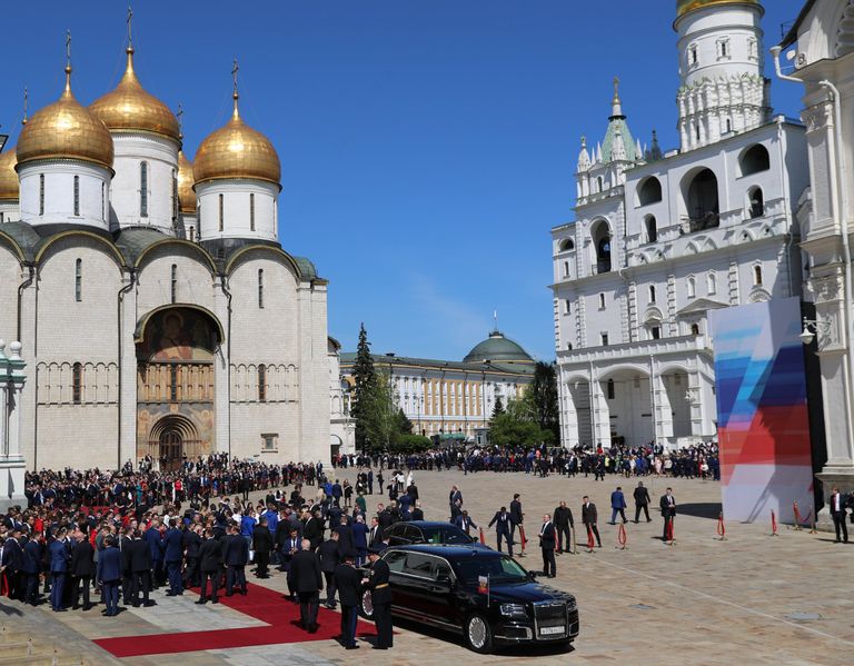 Автомобиль Aurus кортежа президента РФ на Соборной площади Московского Кремля Автомобиль Aurus кортежа президента РФ на Соборной площади Московского Кремля