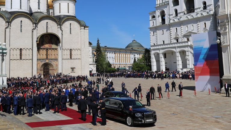 Автомобиль Aurus кортежа президента РФ на Соборной площади Московского Кремля Автомобиль Aurus кортежа президента РФ на Соборной площади Московского Кремля